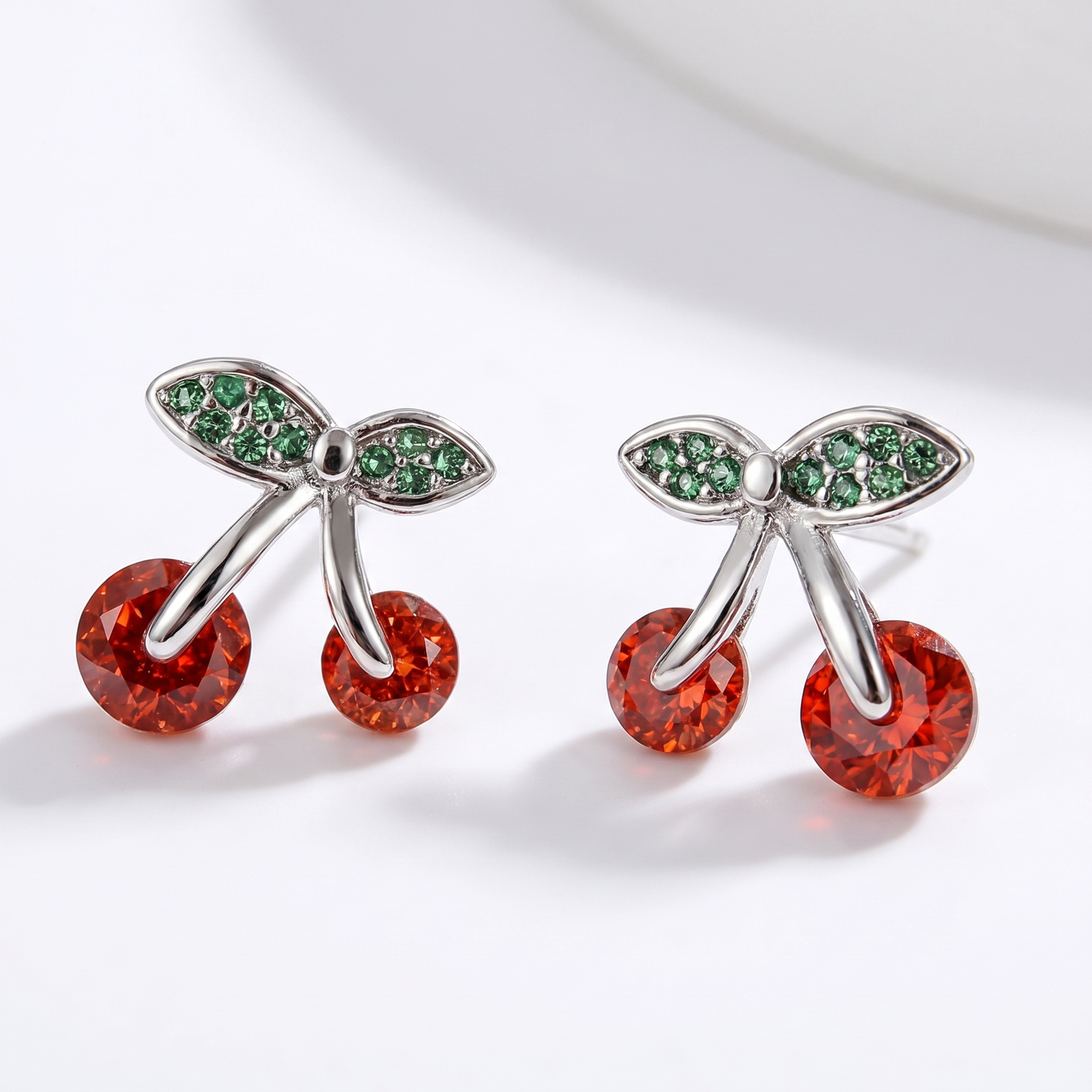 011 Aretes Cherry Roosmy Stud Dorados 🍒✨ | Pendientes Tipo Botón con Rhinestones Elegantes